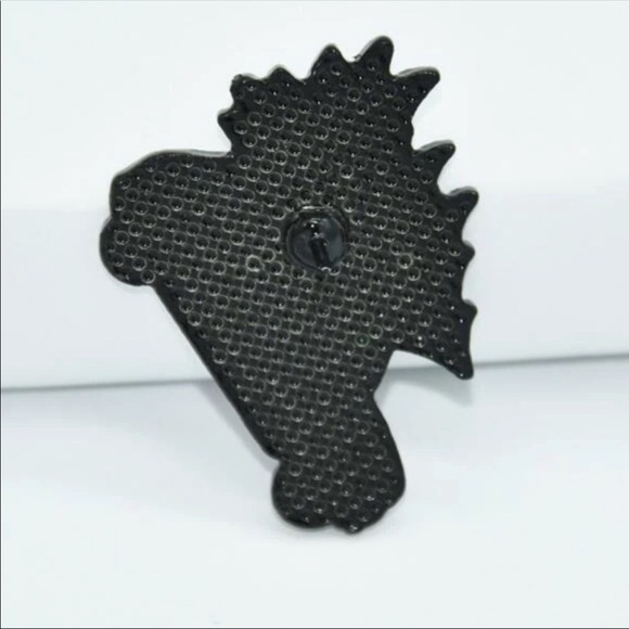 Christmas pin with truck carrying tree - Picture 2 of 3